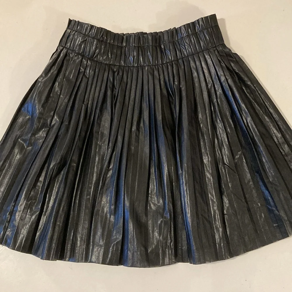 Olivaceous Black Faux- Leather Pleated Mini Skirt Black Size Small - Picture 5 of 5